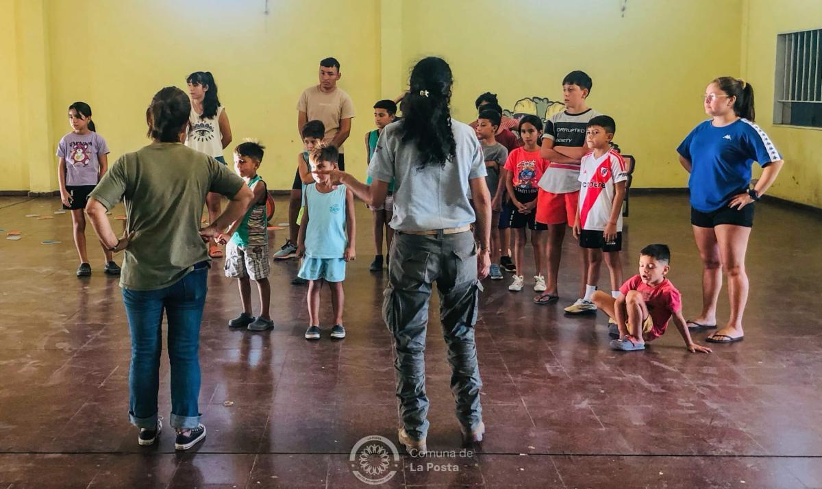 Foto de las coordinadoras indicando a los niños