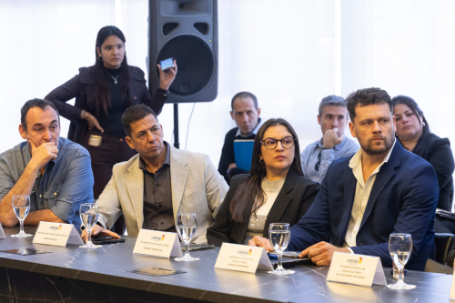 Reunion-para-recibir-fondos-para-la-galeria-vinculante-del-IPEM-432-12