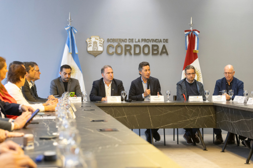 Reunion-para-recibir-fondos-para-la-galeria-vinculante-del-IPEM-432-15