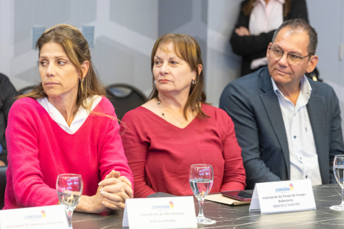 Reunion-para-recibir-fondos-para-la-galeria-vinculante-del-IPEM-432-17