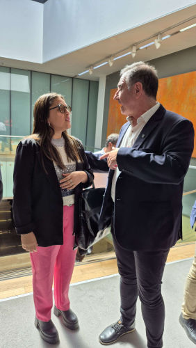 Reunion-para-recibir-fondos-para-la-galeria-vinculante-del-IPEM-432-33