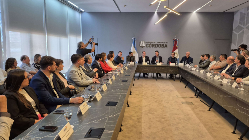 Reunion-para-recibir-fondos-para-la-galeria-vinculante-del-IPEM-432-34