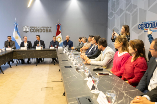 Reunion-para-recibir-fondos-para-la-galeria-vinculante-del-IPEM-432-5